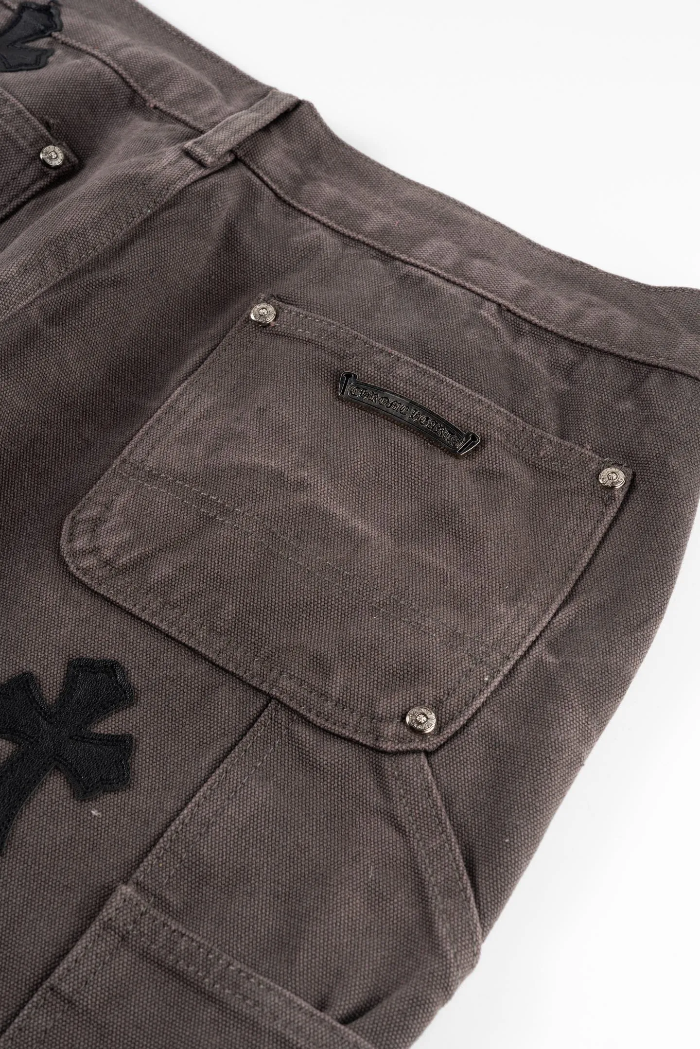 P250 Chrome Hearts Matty Boy Sex Records Patchwork leather workwear high street jeans It is well known that chromehearts jeans use vintage Levis jeans as the base for their creations. They usually add their own unique silver buckles and silver ornaments, plus patchwork embellishments. This is what doubles the value of these vintage jeans. Because the base is vintage jeans, the jeans themselves have become very soft and comfortable after years of baptism. This can be distinguished from ordinary jeans. Regarding the size, you should also refer to the pants data. Style number: 1636# Color: Gray Size: 28 30 32 34 36